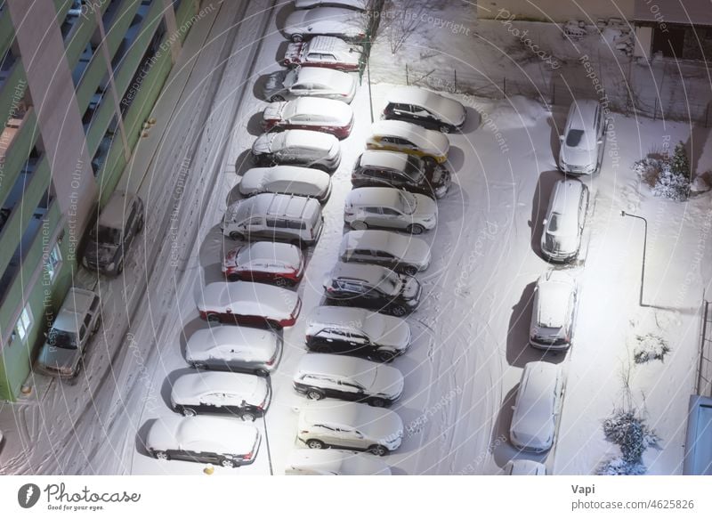 Autos auf nächtlichen Winterparkplätzen PKW parken Schnee Nacht Fahrzeug Straße Antenne Wetter viele parkendes Auto Parkplatz Nacht Parkplatz Autos oben