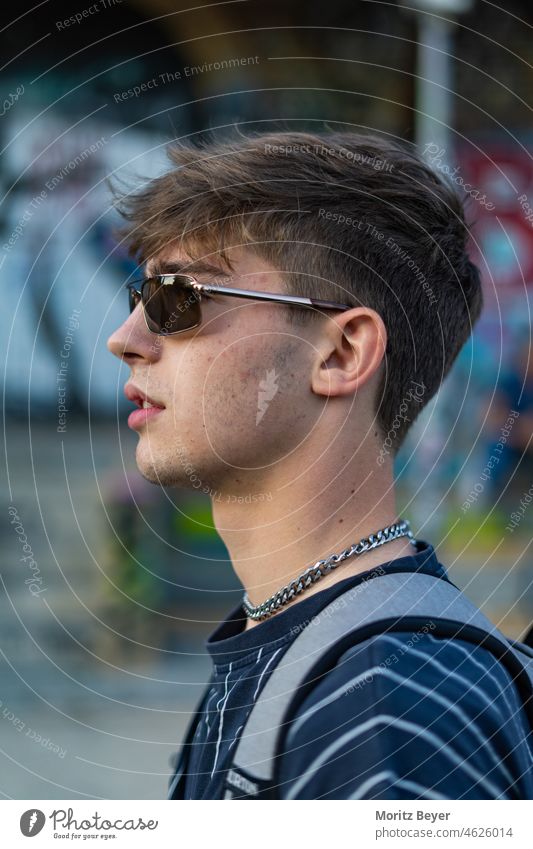 Seitenprofil mit Kette und Sonnenbrille Jugendliche jugend Junge Junger Mann junger erwachsener Porträt Portrait Sommer Sommerurlaub sommerlich Spätsommer