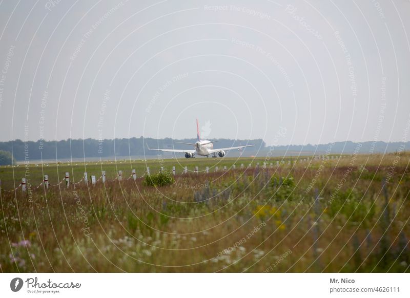 Flugzeug auf dem Rollfeld Landebahn Flugplatz Passagierflugzeug Flughafen in den Urlaub fliegen Tourismus Flugzeugstart Luftverkehr Ferien & Urlaub & Reisen