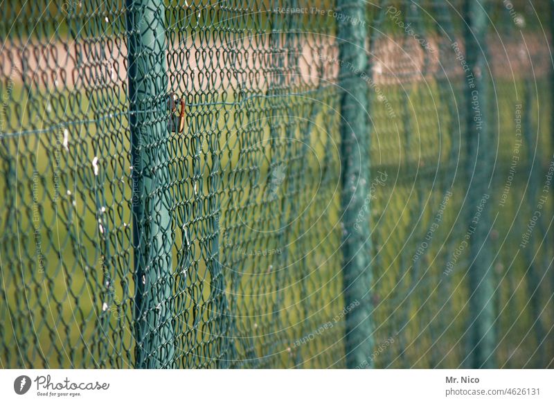 Maschendrahtzaun Zaun Grenze Schutz eingezäunt betreten verboten Barriere Sicherheit engmaschig Drahtzaun Weide privat grundstück nachbar Grundstück grün