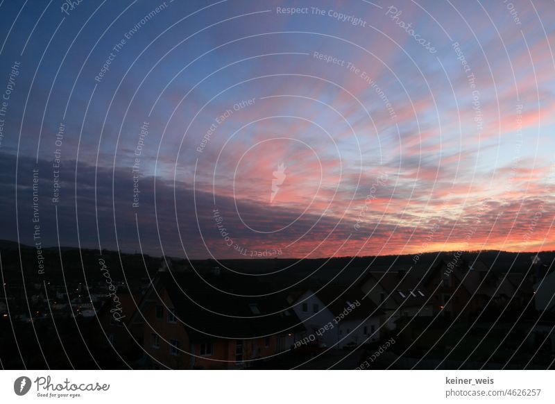 Sonnenuntergang über Häusern Himmel Abenddämmerung Haus Abendstimmung Wolken Dorf Wetter Stadt Abendrot Siedlung Baugebiet Licht wüstenrot Landschaft