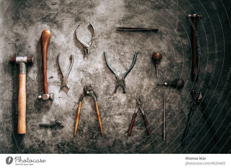 Verschiedene Zangen eines Goldschmiedes goldschmied zange werkzeug hammer hintergrund handwerk