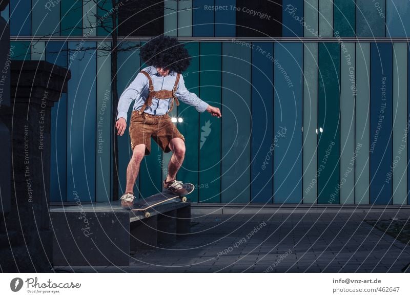 Lederhosen Skateboarding Trick springen Aktion Nervenkitzel fliegen Licht Blitzlichtaufnahme Inline Skating Junger Mann Sportler sportlich gefährlich Stadt