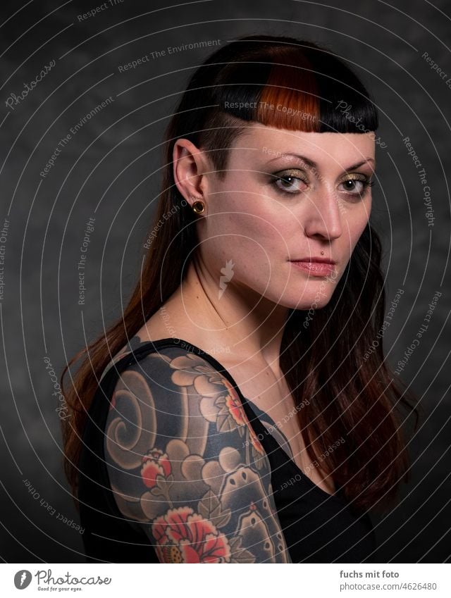 Schöne Frau mit Tattoo Portrait feminin frau blick schön Gesicht Junge Frau portrait weiblich natürlich Identität Schönheit Blick in die Kamera selbstbewußt