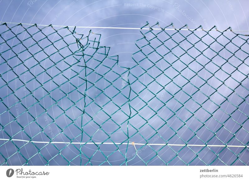 Maschendrahtzaun maschendraht riss grenze himmel wolke wetter nachbar nachbarschaft sieb flicken geflickt garten gartenzaun grundstück schutz sicherheit