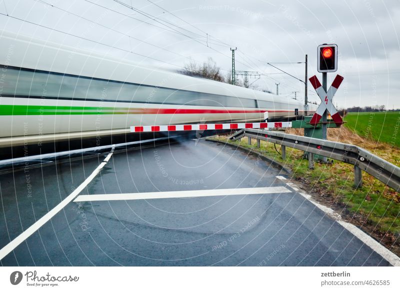 Beschrankter Bahnübergang andreaskreuz bahn bahnlinie bewegungsunschärfe eisenbahn geschlossen hektik landstraße raserei reise schienen schienenverkehr schnell