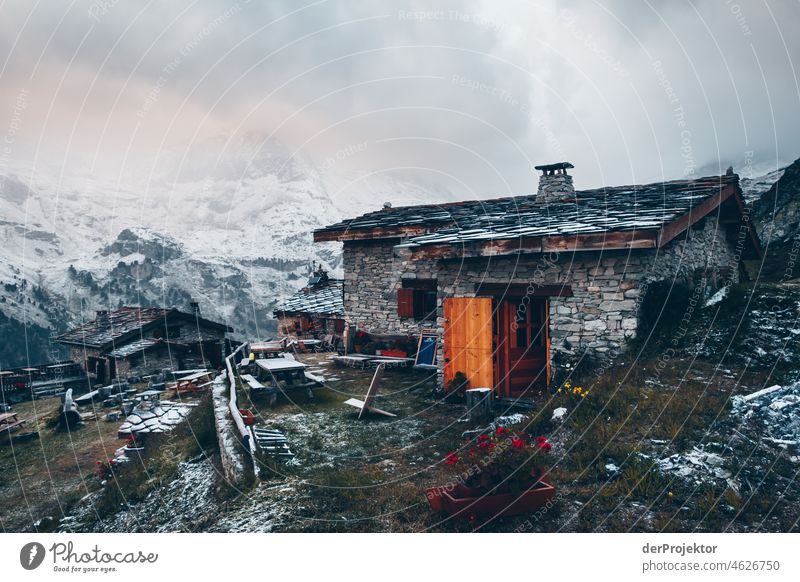 Schnee mit Bergen und Wanderhütte im Sommer in den Savoien 2011 I Panorama (Aussicht) Starke Tiefenschärfe Textfreiraum unten Textfreiraum oben Menschenleer Tag