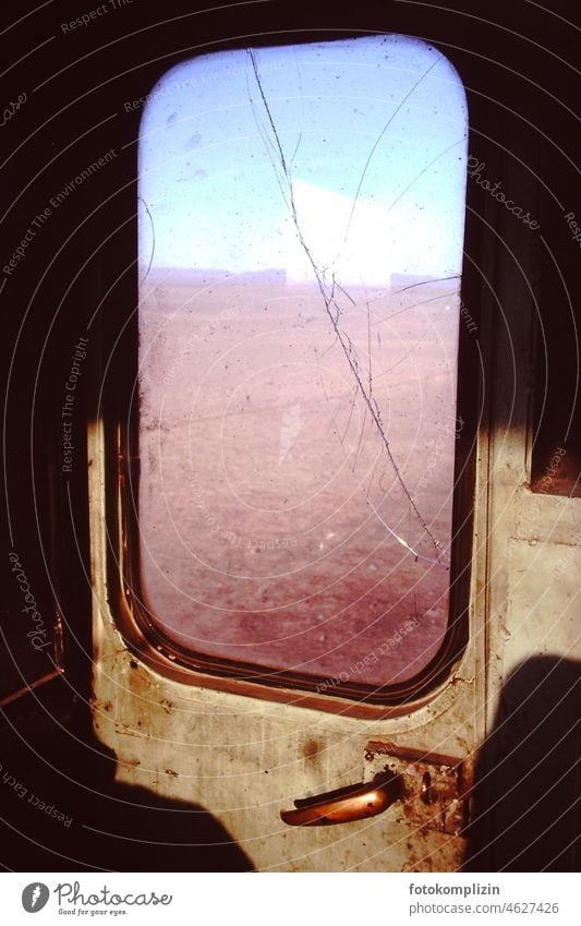 Blick aus einem Zugfenster in die Wüste Vergänglichkeit Fenster Ausblick Wandel & Veränderung Nostalgie alt historisch retro altmodisch Detailaufnahme