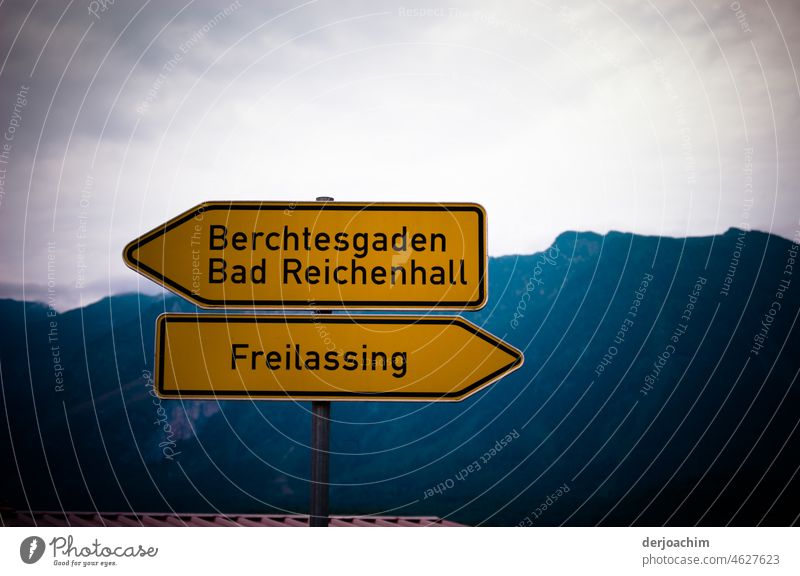 Zwei Hinweis Schilder an der Straße in den Bergen. Fahre ich nach  rechts oder links  ? Straßennamenschild Schilder & Markierungen Verkehrsschild Himmel