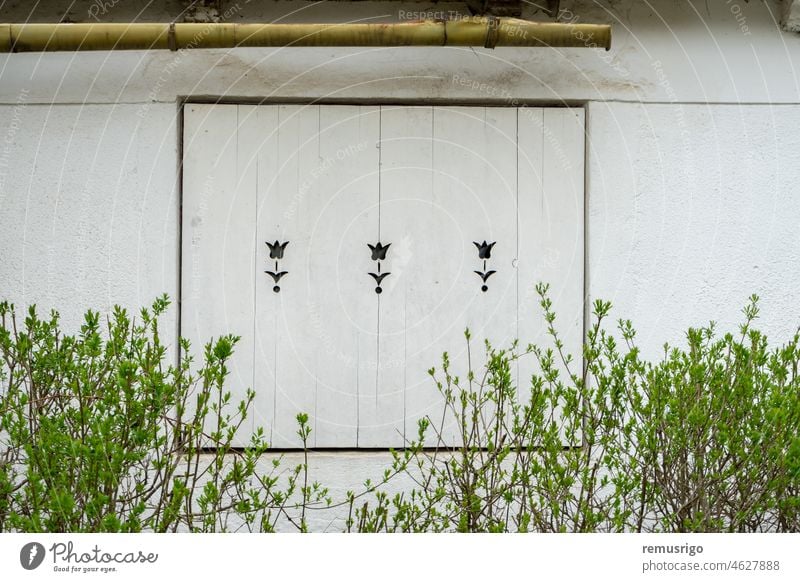 Fenster eines ländlichen Hauses. Fassade eines Hauses. Ansicht von außen. Ländliche Szene. 2019 Praid Rumänien abstrakt antik Appartement Architektur