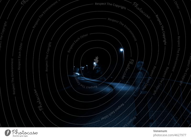 Blue Monday,Endstation Depression,Mann nachts alleine auf der Straße,Langzeitbelichtung,Mann leicht durchsichtig,veträumte depressive Stimmung Selfie