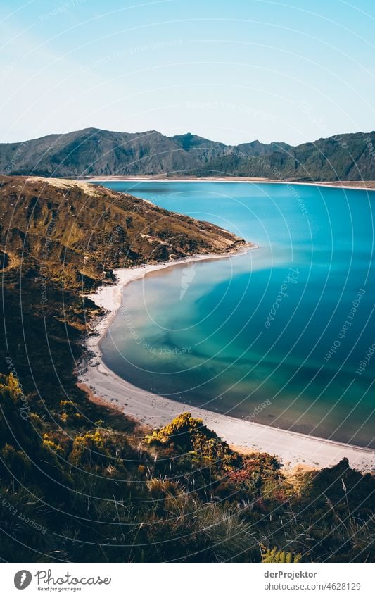 Blick auf den Lagoa do Fogo IV Zentralperspektive Starke Tiefenschärfe Sonnenlicht Reflexion & Spiegelung Kontrast Schatten Textfreiraum Mitte