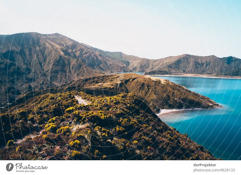 Blick auf den Lagoa do Fogo II Zentralperspektive Starke Tiefenschärfe Sonnenlicht Reflexion & Spiegelung Kontrast Schatten Textfreiraum Mitte