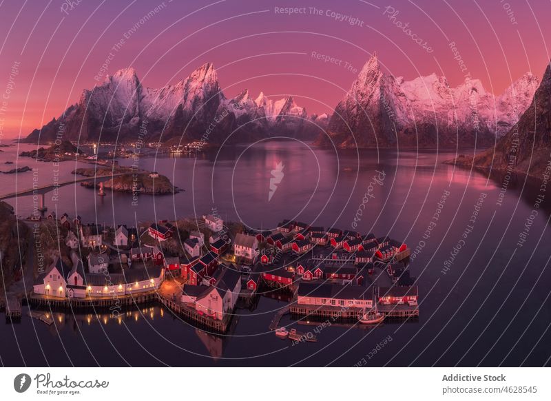 Malerischer Blick auf ein Dorf zwischen Bergen in Norwegen Berge u. Gebirge Natur Landschaft Sonnenuntergang Umwelt Abend felsig Wasser malerisch Himmel