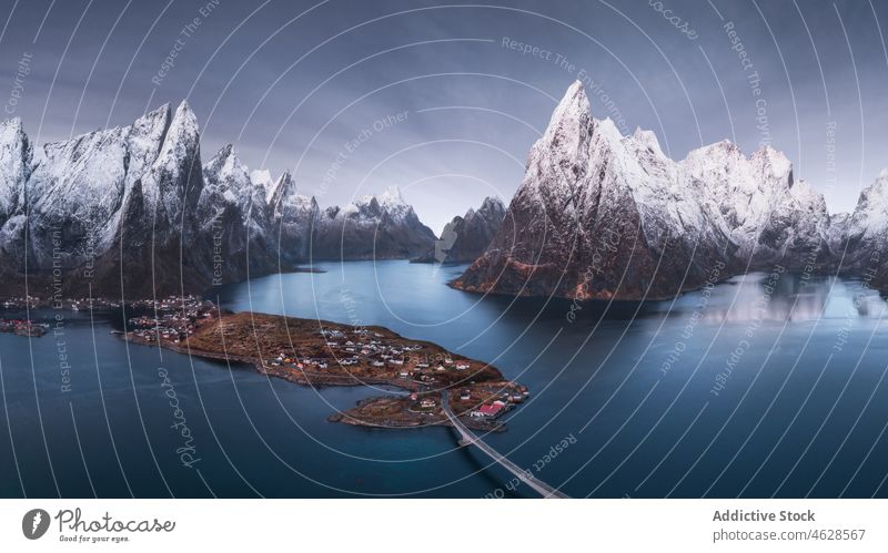 Gebirgiges Gelände in Meeresnähe in Norwegen Insel MEER Berge u. Gebirge Natur Himmel wolkig Landschaft Umwelt Formation felsig Wasser Meereslandschaft