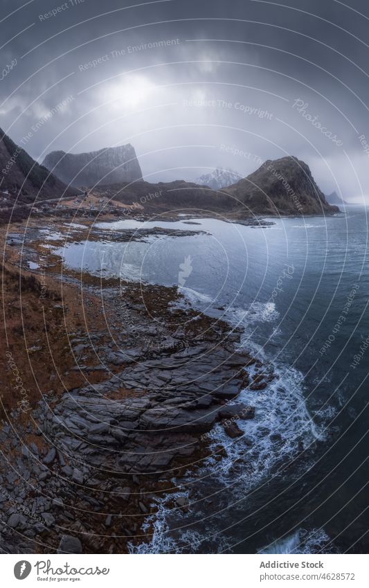 Malerische Aussicht auf felsige Berge in Meeresnähe Berge u. Gebirge MEER Natur wolkig Himmel Wasser Klippe Landschaft malerisch rau Straße Ufer Norwegen