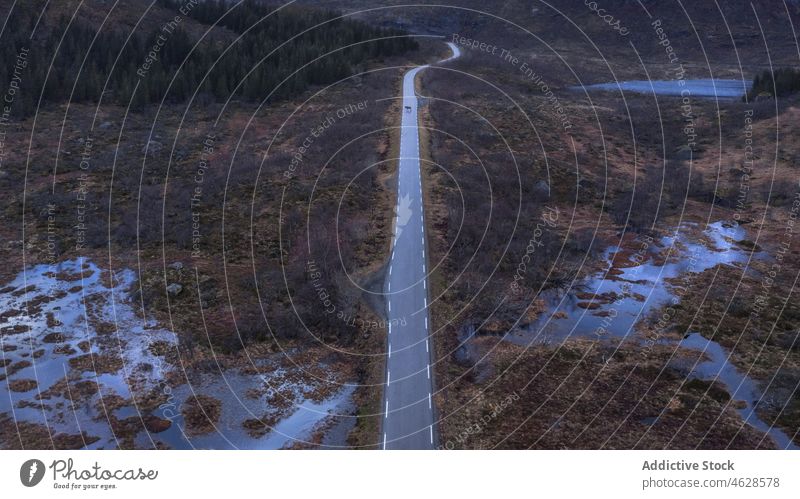 Leere Straße, die in die Berge führt Berge u. Gebirge Landschaft wolkig Himmel Natur Asphalt Umwelt malerisch Route Schnee eng Norwegen lofoten Windstille