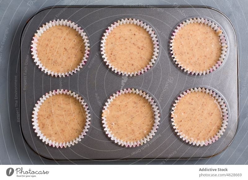 Backform mit rohen Keto-Muffins Keton Kaffee Diät Gewichtsabnahme gesunde Ernährung ungekocht Backblech Schimmelpilze Teig Rezept frisch Produkt vorbereiten