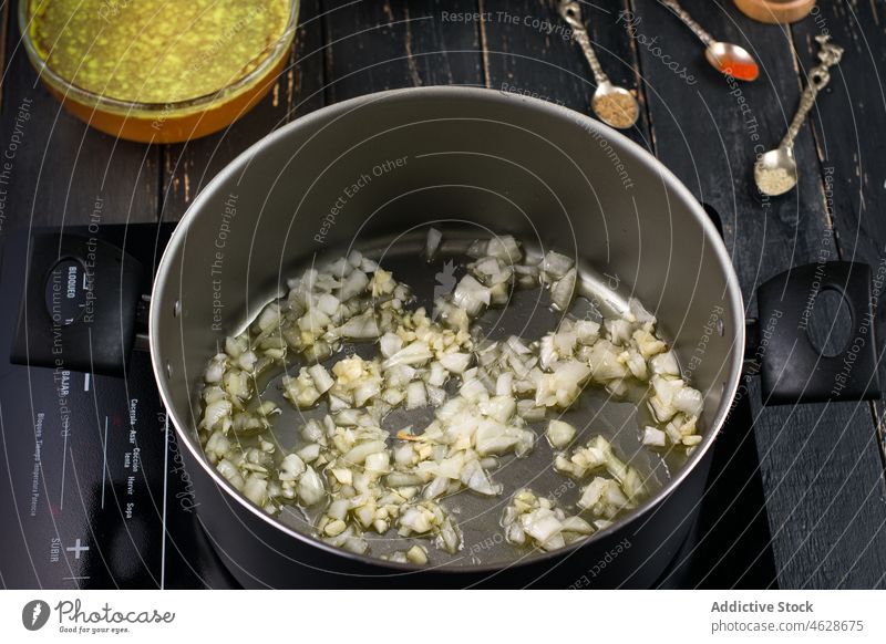 Gehackte Zwiebel im Topf auf dem Herd braten Koch Küche kulinarisch selbstgemacht ungekocht vorbereiten Prozess Kocher Vorrichtung heimwärts heimisch modern