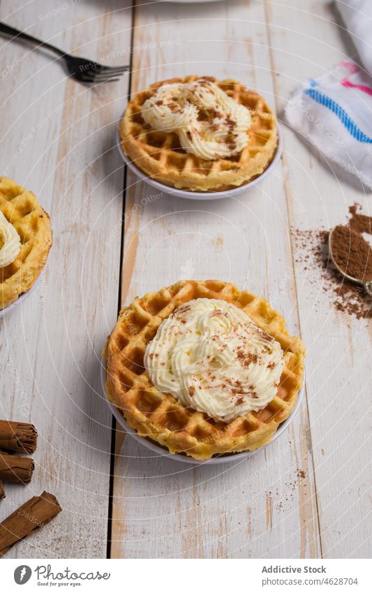 Leckere Kürbisfrikadellen auf dem Tisch Häckselgut Dessert süß selbstgemacht Waffel Koch kulinarisch Zuckerguss Zimt dienen geschmackvoll Lebensmittel lecker