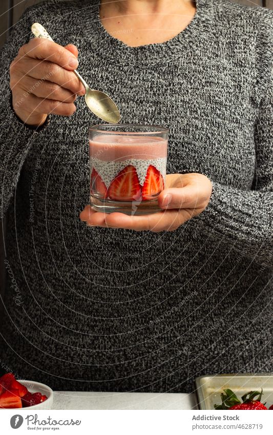 Frau mit Glas Chiasamenpudding mit Erdbeere Pudding Erdbeeren Frühstück Gesundheit Dessert gesunde Ernährung Samen Bestandteil Beeren Supernahrung essen frisch