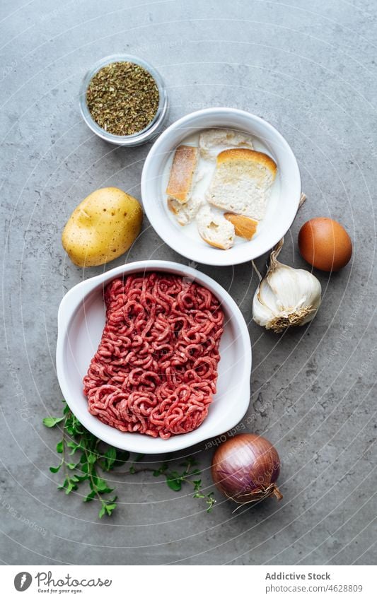 Verschiedene Zutaten für das Gericht Keftede Bestandteil Rindfleisch keftede zerkleinern Brot traditionell Griechen Küche authentisch roh Fleisch lecker