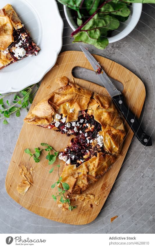 Kuchen mit Roter Bete und Feta traditionell Pasteten gebacken Rote Beete Griechen Speise Küche kulinarisch selbstgemacht lecker Tradition Lebensmittel Mahlzeit