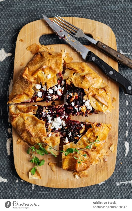 Kuchen mit Roter Bete und Feta traditionell Pasteten gebacken Rote Beete Griechen Speise Küche kulinarisch selbstgemacht lecker Tradition Lebensmittel Mahlzeit