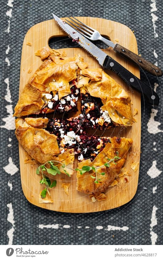 Kuchen mit Roter Bete und Feta traditionell Pasteten gebacken Rote Beete Griechen Speise Küche kulinarisch selbstgemacht lecker Tradition Lebensmittel Mahlzeit