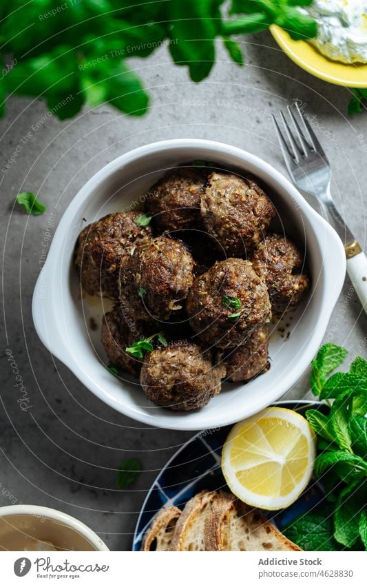 Leckere Keftethes in einer Schüssel auf dem Tisch keftethe Fleisch traditionell Griechen Speise Küche kulinarisch Fleischklößchen Lebensmittel Mahlzeit lecker