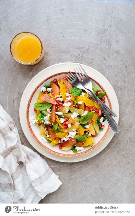 Salat mit Tomaten und Feta-Käse Salatbeilage traditionell Granatapfel Minze Griechen Speise Küche kulinarisch lecker Tradition Lebensmittel Mahlzeit