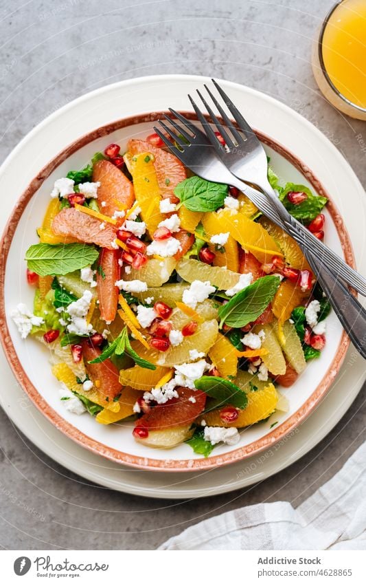 Salat mit Tomaten und Feta-Käse Salatbeilage traditionell Granatapfel Minze Griechen Speise Küche kulinarisch lecker Tradition Lebensmittel Mahlzeit