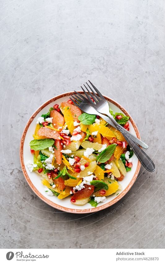 Salat mit Tomaten und Feta-Käse Salatbeilage traditionell Granatapfel Minze Griechen Speise Küche kulinarisch lecker Tradition Lebensmittel Mahlzeit