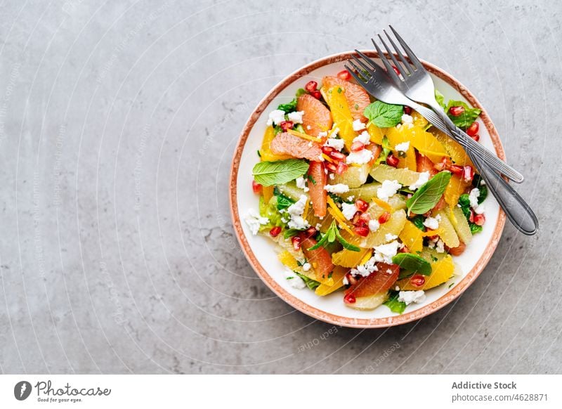 Salat mit Tomaten und Feta-Käse Salatbeilage traditionell Granatapfel Minze Griechen Speise Küche kulinarisch lecker Tradition Lebensmittel Mahlzeit