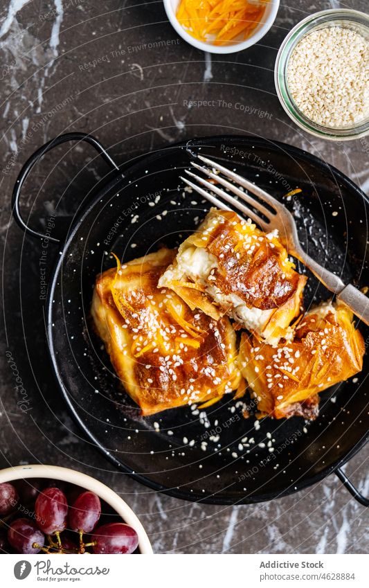 Süßes hausgemachtes Gebäck mit Sesam süß Dessert kulinarisch selbstgemacht Kalorie Leckerbissen Lebensmittel Gastronomie lecker Teller geschmackvoll Traube