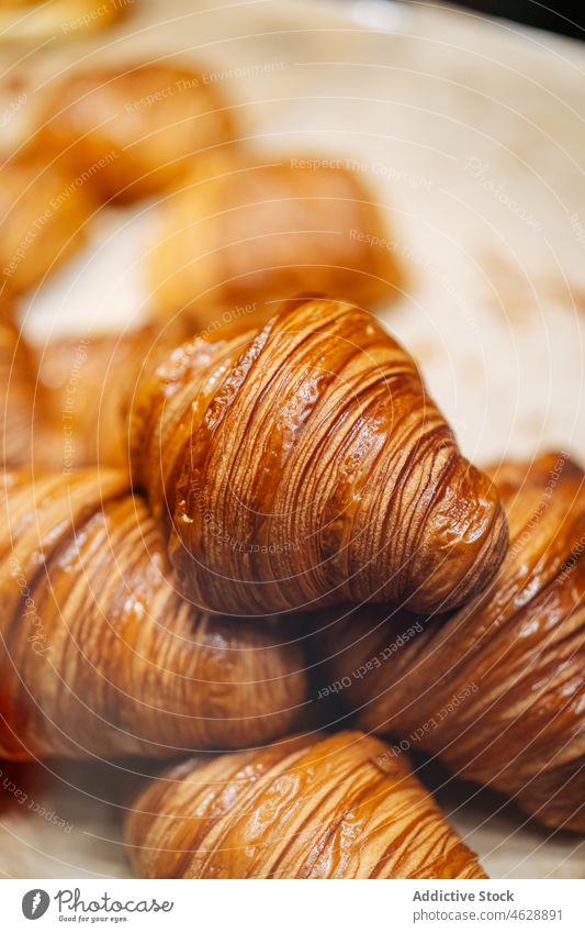 Leckere Croissants im Schaufenster der Konditorei Vitrine Gebäck süß Dessert Konfekt kulinarisch Kalorie Bäckerei Leckerbissen Lebensmittel Gastronomie lecker