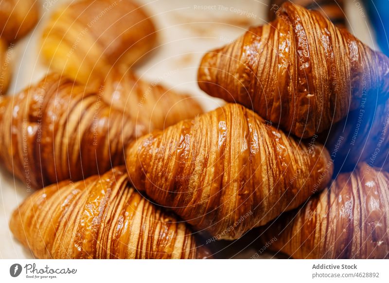 Leckere Croissants im Schaufenster der Konditorei Vitrine Gebäck süß Dessert Konfekt kulinarisch Kalorie Bäckerei Leckerbissen Lebensmittel Gastronomie lecker