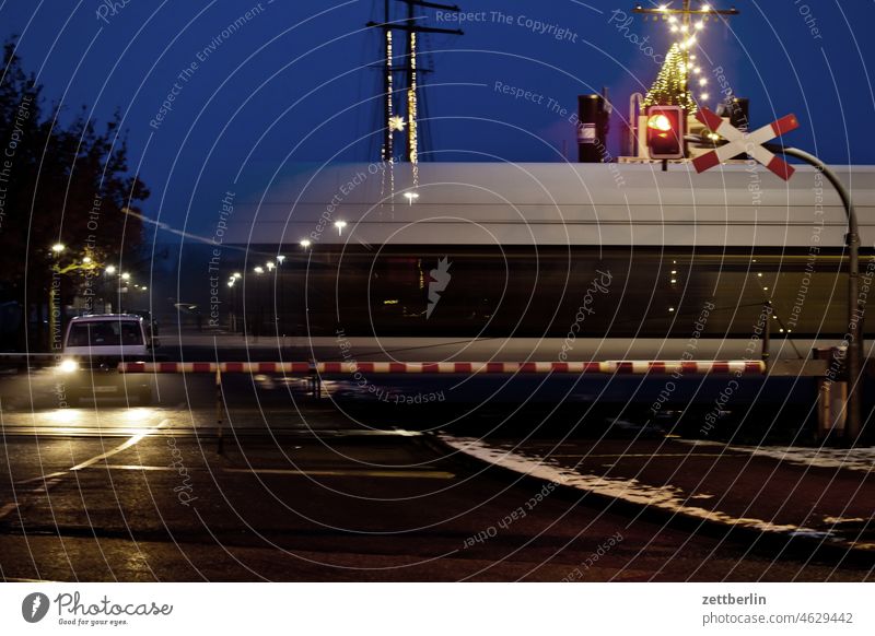 Beschränkter Bahnübergang zug eisenbahn schiene schienenverkehr personenzug personenbeförderung bewegung bewegungsunschärfe schranke warten straße Eisenbahn