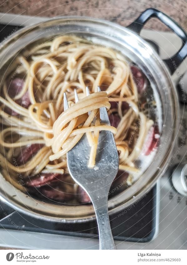 Spaghetti Nudeln Lebensmittel Italienische Küche Mittagessen Vegetarische Ernährung Nahaufnahme Abendessen Spätzle Nudelgerichte Gabel Essen zubereiten Mahlzeit