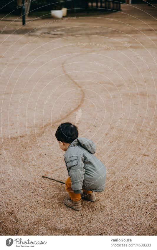 Kind malt auf dem Boden Kindheit Rückansicht Junge authentisch Kaukasier 1-3 Jahre Zeichnung Linie Kindheitserinnerung Freizeit & Hobby Lifestyle Farbfoto