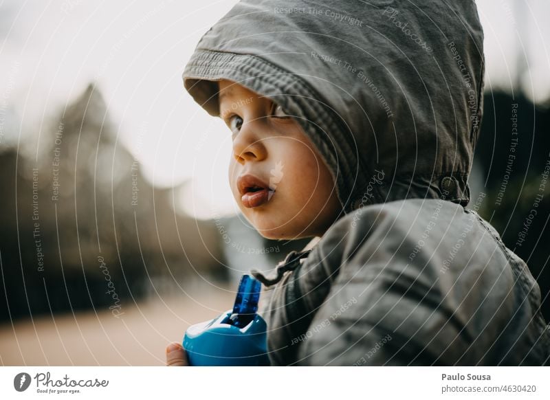 Porträt eines süßen Jungen niedlich 1-3 Jahre Kaukasier Kind Kindheit Freizeit & Hobby Tag Leben authentisch Farbfoto Lifestyle Kleinkind Freude Mensch