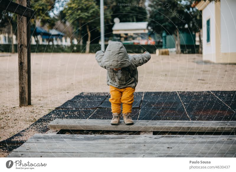 Kind springt auf Spielplatz Kindheit Spielen springen springend niedlich Junge 1-3 Jahre unkenntlich Leben Kindheitserinnerung Tag Freizeit & Hobby Freude