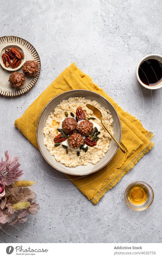 Müslischale mit Nuss-Schoko-Kugeln und Kürbiskernen Haferflocken Mahlzeit Schokoladenkugel Morgen Pekannuss dienen Frühstück Gesundheit melken Haferbrei