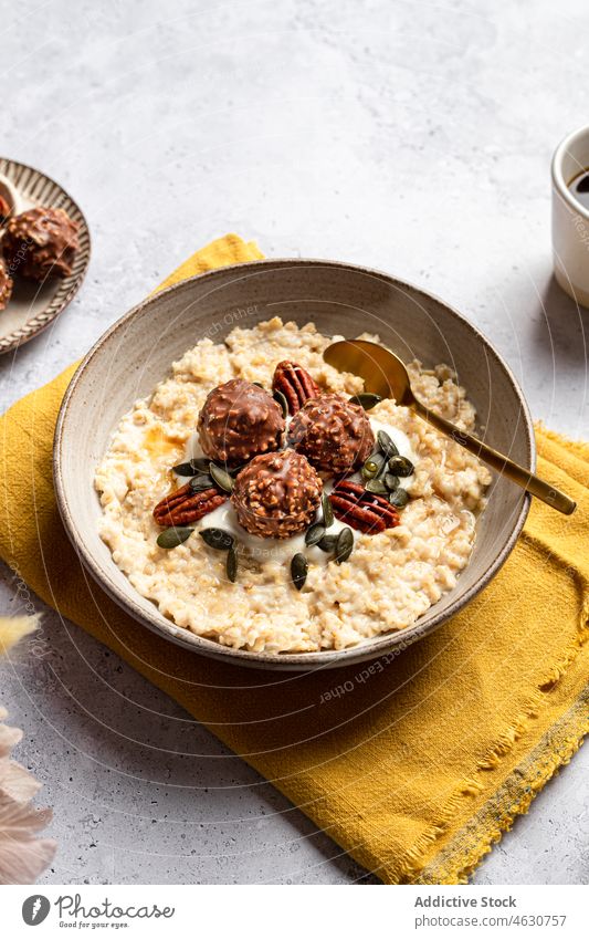 Müslischale mit Nuss-Schoko-Kugeln und Kürbiskernen Haferflocken Mahlzeit Schokoladenkugel Morgen Pekannuss dienen Frühstück Gesundheit melken Haferbrei