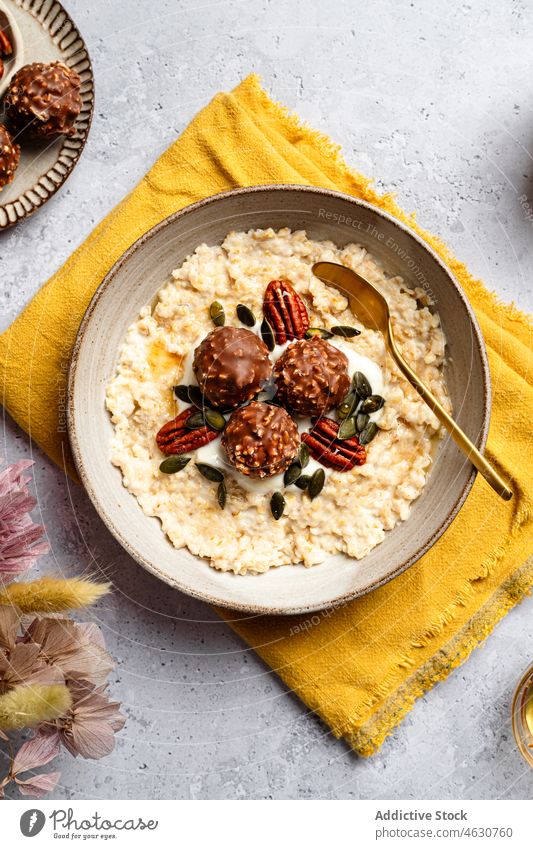 Müslischale mit Nuss-Schoko-Kugeln und Kürbiskernen Haferflocken Mahlzeit Schokoladenkugel Morgen Pekannuss dienen Frühstück Gesundheit melken Haferbrei