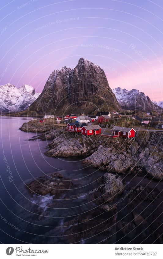 Fischerdorf in der Nähe der schneebedeckten Berge bei Sonnenuntergang Dorf MEER Ufer Berge u. Gebirge Haus Kamm Wolkenloser Himmel Schnee Winter lofoten Hamnoy