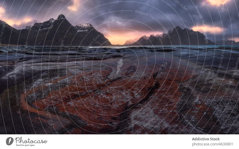 Fluss fließt zwischen Bergen im Nebel Berge u. Gebirge Umwelt Insel Landschaft felsig Natur Wasser lofoten Norwegen Vareid Hügel Hochland Ambitus Ufer malerisch