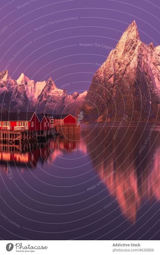 Fischerdorf in der Nähe der schneebedeckten Berge bei Sonnenuntergang Dorf MEER Ufer Berge u. Gebirge Haus Kamm Wolkenloser Himmel Schnee Winter lofoten Reine