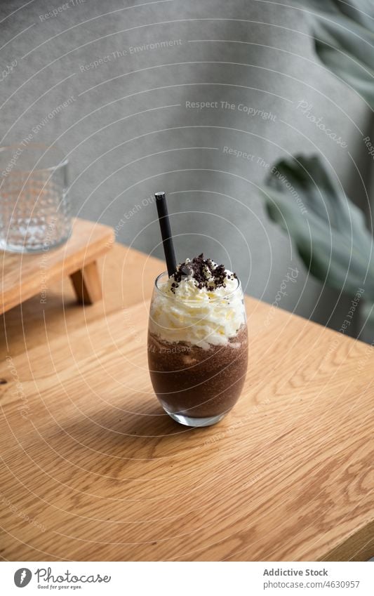 Frappe mit Schlagsahne auf dem Tisch Kaffee frappe Schokolade Koffein Getränk trinken Erfrischung süß kalt Glas Stroh heimwärts geschmackvoll Morgen Appartement