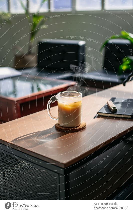 Tasse Tee mit Milch melken Heißgetränk Getränk trinken Erfrischung heimwärts Abfertigungsschalter Raum Sonnenlicht geschmackvoll glänzend Morgen Appartement